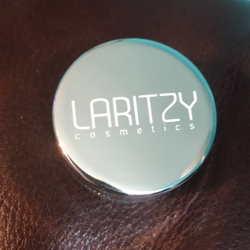 Laritzy cosmetics Dew Pot in Halo Illuminator
